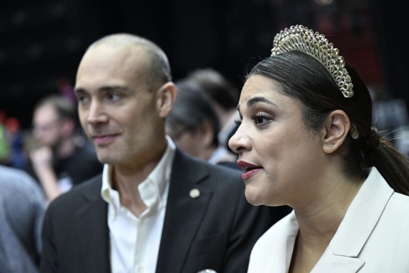 Farah förklarar i en intervju med Expressen att hon inte tycker att det är okej att bita någon utan att fråga. Programledarna Jesper Rönndahl och Farah Abadi efter deltävling 4 av Melodifestivalen 2023 på Malmö Arena.