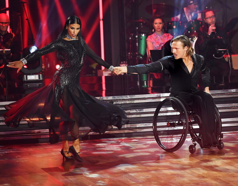 Jasmine och Aron tog sig hela vägen till kvartsfinal! Äventyraren Aron Anderson med dansaren Jasmine Takács under den andra deltävlingen av Let's Dance 2022