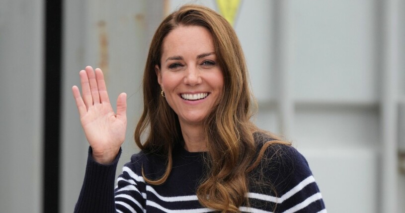 En glad Kate Middleton, fotad strax efter systerdottern Roses nedkomst. Kate Middleton ler och vinkar mot kameran