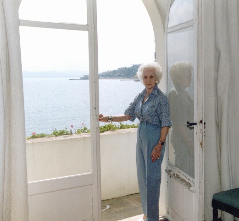 Prinsessan Lilian på sovrummets balkong. I dag är Villa Mirage ett av två hus som kungen äger själv (det andra är Solliden på Öland). Utsikten över Medelhavet från balkongen på Villa Mirage