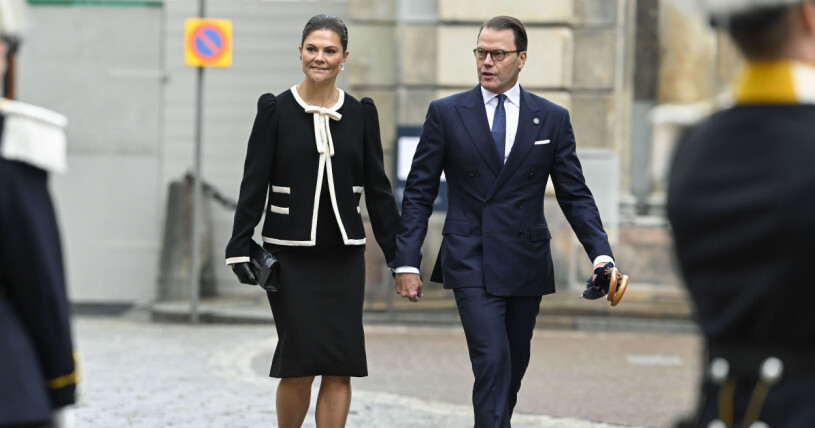 Kronprinsessan Victoria och prins Daniel sågs komma hand i hand inför riksmötets öppnande 2022. Kronprinsessan Victoria och prins Daniel