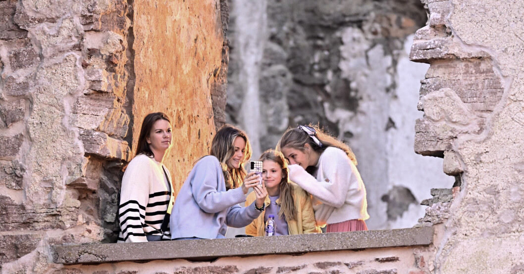 Visst undrar man vad prinsessan Sofia visar för prinsessan Estelle på mobilen? Foto: Prinsessan Sofia och prinsessan Estelle