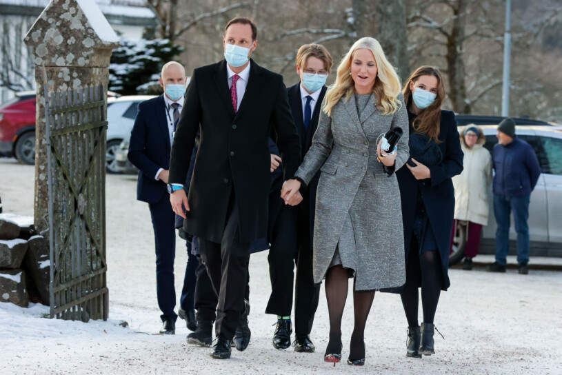 Asker 20211224. Kronprins Haakon, prins Sverre Magnus, kronprinsesse Mette-Marit og prinsesse Ingrid Alexandra deltar på julegudstjeneste i Asker kirke julaften.Foto: Beate Oma Dahle / NTB