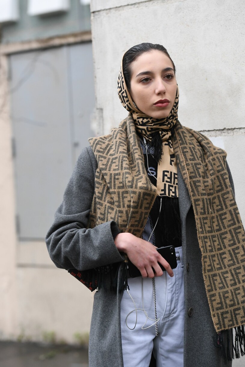 scarf med fendi-mönster i kallt väder