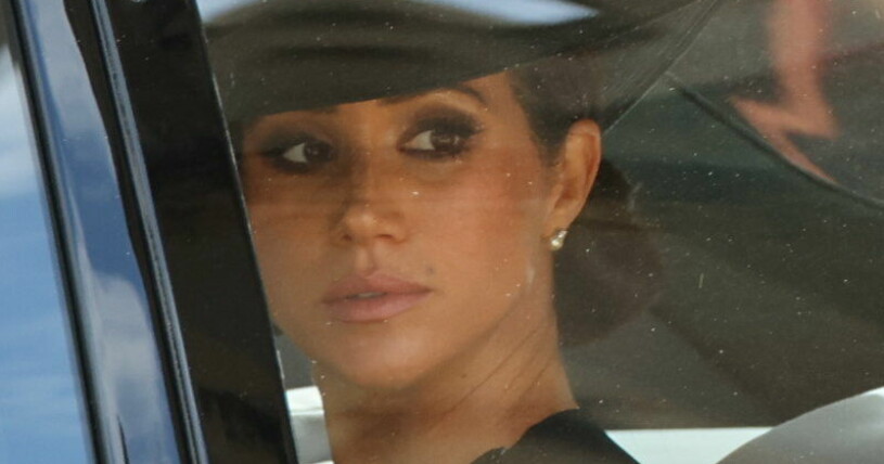 Meghan Markle anländer med bil till drottning Elizabeths begravning. Meghan Markle på Elizabeths begravning