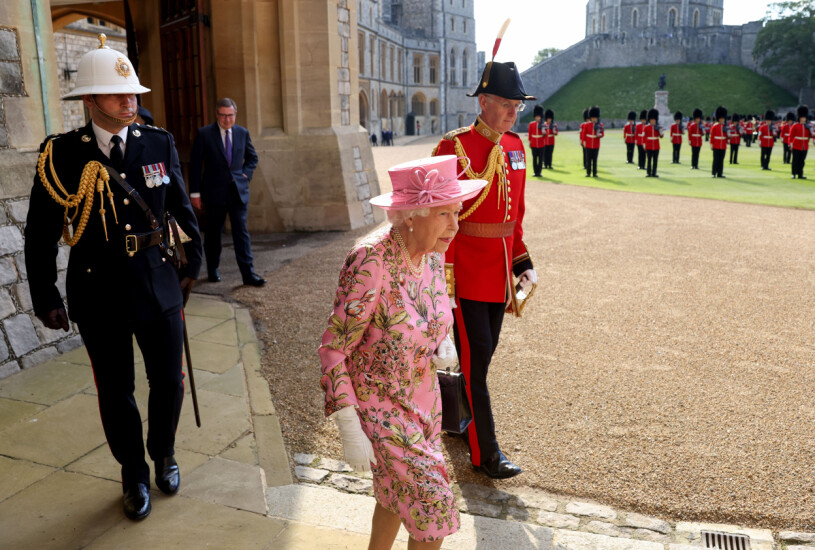 Her Majesty i tjänst, här på Windsor Castle. Drottning Elizabeth Windsor Castle Hovfolk Adjutant