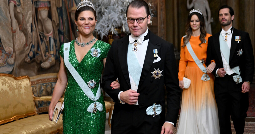 Kronprinsessan Victoria, som gjort sig känd för att återanvända sina plagg, dök upp i den fantastiska mörkgröna klänningen som hon bar i samband med Nobelfirandet 2012. Kronprinsessan Victoria och prins Daniel