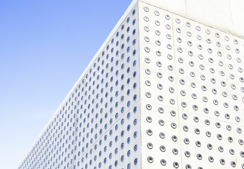 Den nya konsthallen Liljevalchs+ med sin fasad av 7 000 transparenta glasbottnar. Liljevalchs+ nya konsthallen