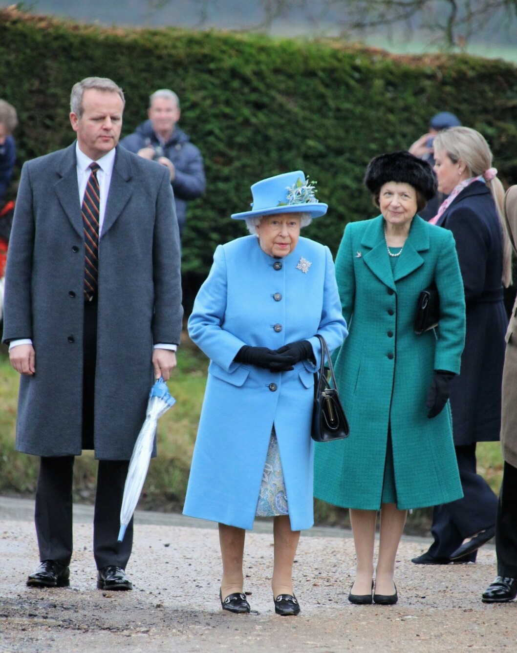 Drottning Elizabeth med broschen hon fick från Kanadas generalguvernör.