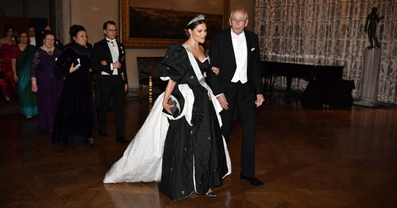 Kronprinsessan Victoria i en dramatisk blåsa på Nobelbanketten, 2019. Kronprinsessan Victorias Nobelklänning 2019
