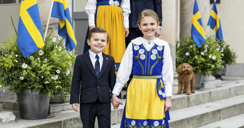 Prins Oscar och prinsessan Estelle på nationaldagen, såklart var hunden Rio med på ett hörn. Prins Oscar, prinsessan Estelle och hunden Rio