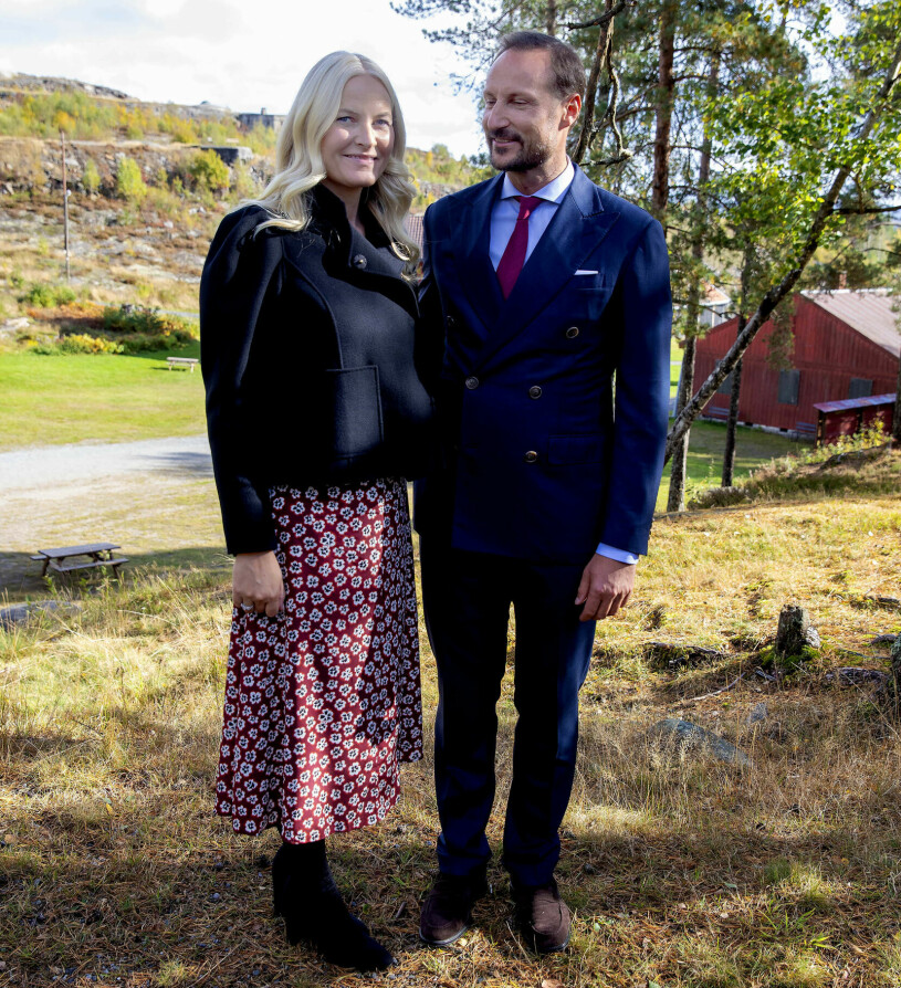 I början av september var Mette-Marit och Haakon på Gotland för att hälsa på Victoria och Daniel, men detta var deras första jobbresa efter pandemin. Kronprinsessan Mette-Marit Kronprins Haakon Fylkestur Østfold