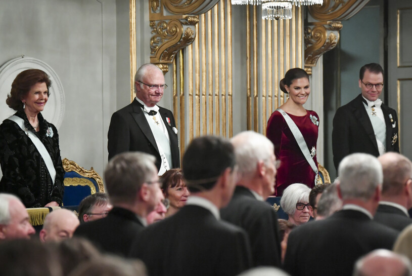 På måndag väntar Svenska Akademien, i full galautstyrsel. Kungafamiljen Svenska Akademiens Högtidssammankomst