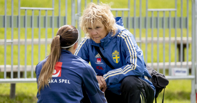 Kristina Forsblom hjälper Kosovare Asllani, en av våra absolut främsta fotbollsspelare. Kristina Forsblom