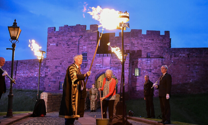 En av alla de flammande eldar som tändes för att fira drottningens 70 år på tronen. Drottning Elizabeth 70 år på tronen