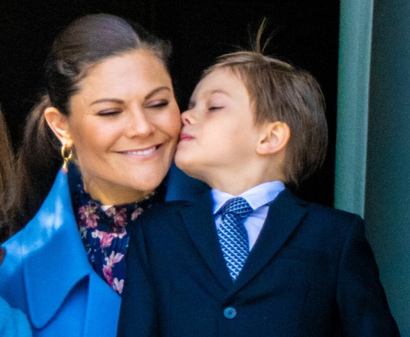 Attackpussen igen! Kronprinsessan Victoria med prins Oscar på kungens födelsedag 2022