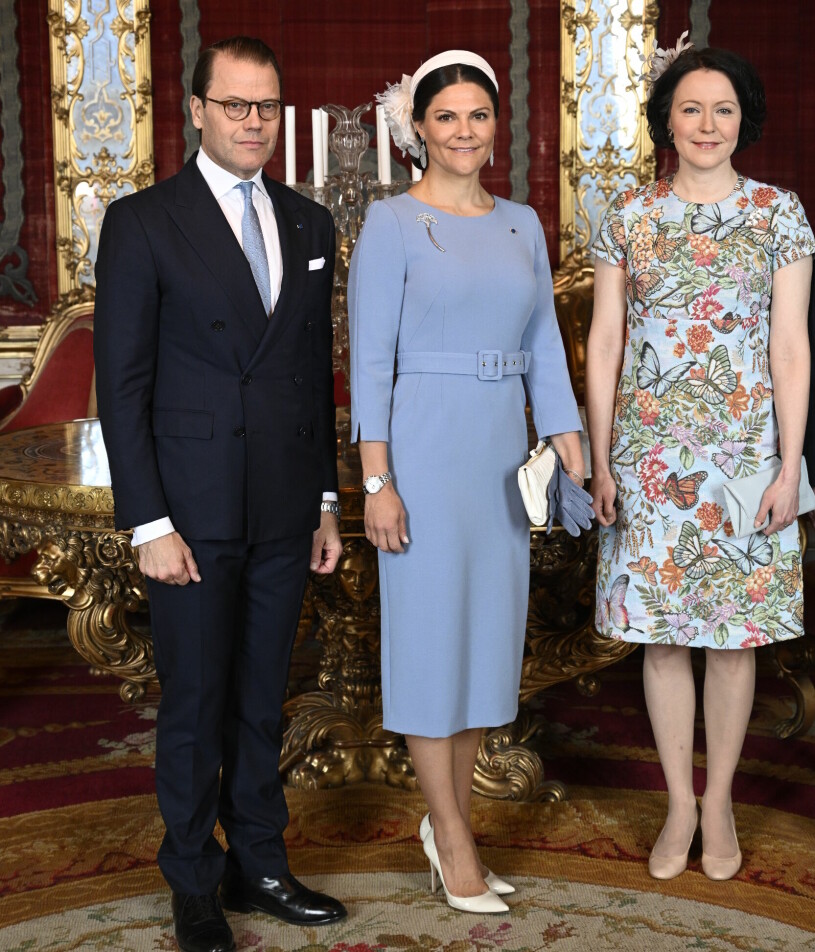 Kronprinsessan Victoria, i klänning från finska Andiata, och Finlands presidentfru Jenni Haukio är faktiskt lika gamla – födda 1977 båda två. Kronprinsessan Victoria Prins Daniel och Jenni Haukio hustru till Finlands president