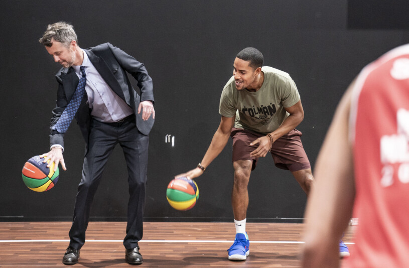 Tolv år i IOK får räcka för kronprins Frederik – han har större och mer ansvarsfulla uppgifter som väntar. Kronprins Frederik spelar basket