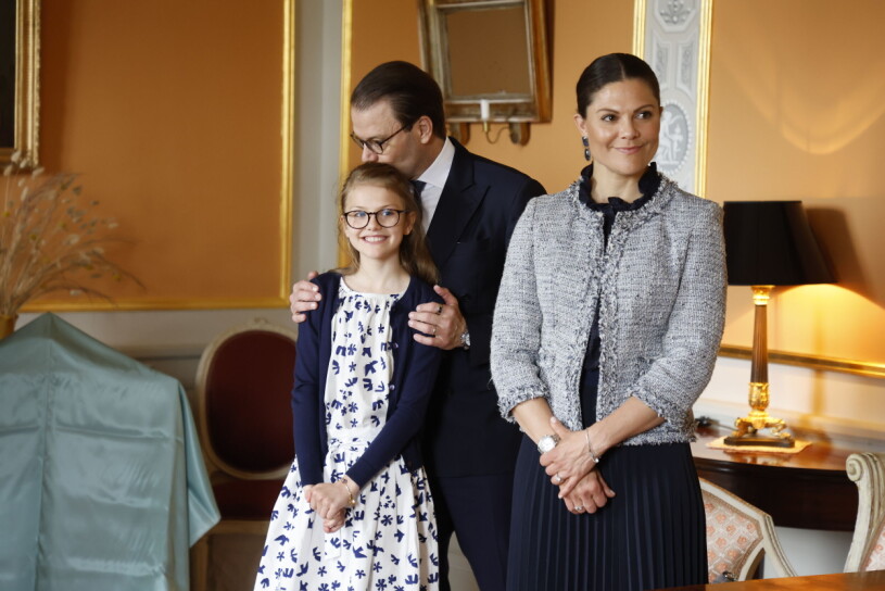 Två stolta föräldrar! Prins Daniel, prinsessan Estelle och kronprinsessan Victoria