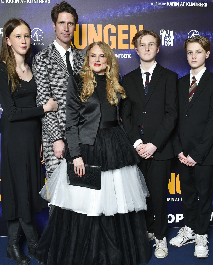 Karin af Klintberg på galapremiären med sin familj: Barnen Bruno, 15, och Abbe, 13, fästmannen Carl Cederström och hans dotter Esther. Karin af Klintberg på galapremiären av filmen Kungen med sin familj: Barnen Bruno, 15, och Abbe, 13, fästmannen Carl Cederström och hans dotter Esther