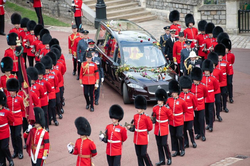 Prakten när drottning Elizabeth gjorde sin sista resa. Drottning Elizabeths begravning