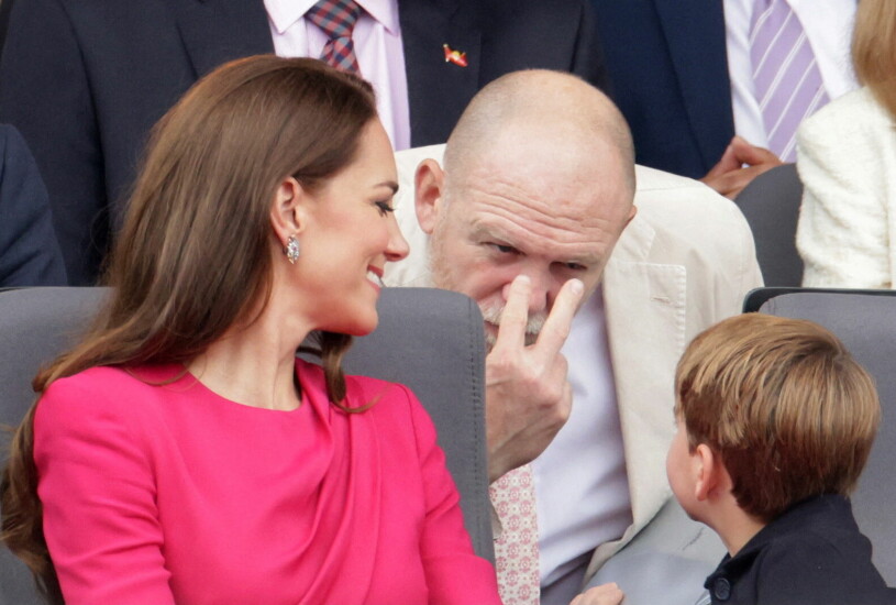 Rutinerade småbarnspappan Mike Tindall försöker styra upp situationen... Det gick sådär. Kate Mike Tindall och prins Louis under firandet av drottning Elizabeths 90 år på tronen