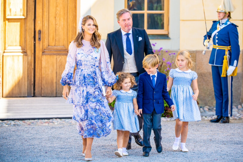 Chris stannar hemma och tar hand om barnen. Prinsessan Madeleine, Chris O'Neill, prinsessan Leonore, prinsessan Adrienne och prins Nicolas på prins Julians dop 2021