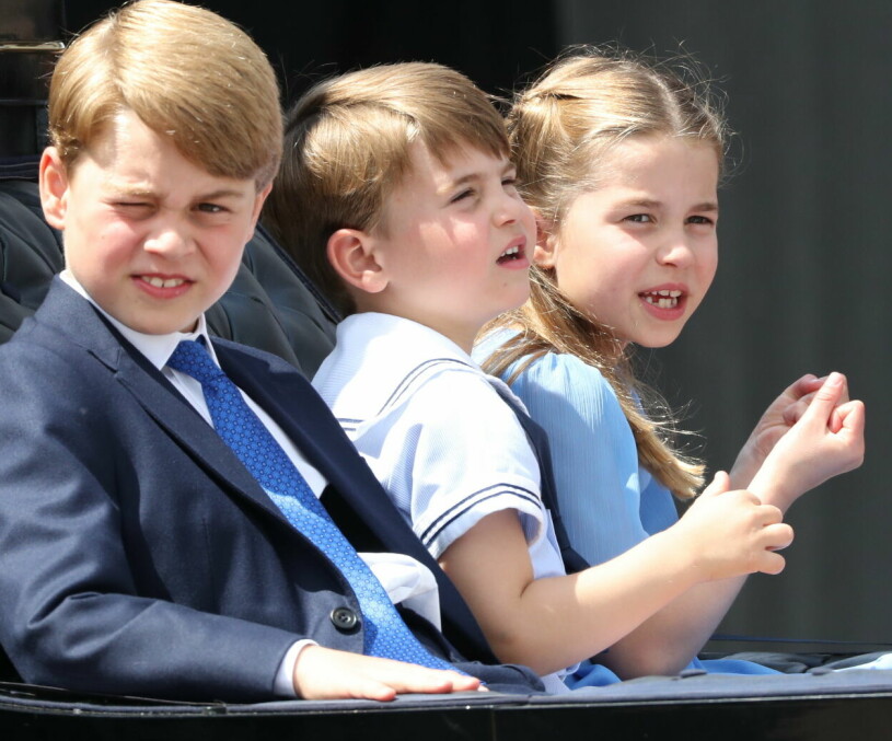 Prins George, prins Louis och prinsessan Charlotte hade lite svårt att hålla sams! Prins George Prins Louis och prinsessan Charlotte under Drottning Elizabeths platinajubileum - 70 år på tronen
