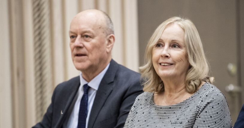 Prinsessan Sofia och prins Carl Philip firar i år jul med Marie och Erik Hellqvist. Erik och Marie Hellqvist får fira jul med prinsessan Sofia och prins Carl Philip och barnbarnen i år