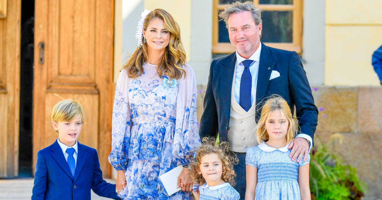 Prins Nicolas, prinsessan Madeleine, Chris O'Neill, prinsessan Adrienne och prinsessan Leonore står bredvid varandra och ler