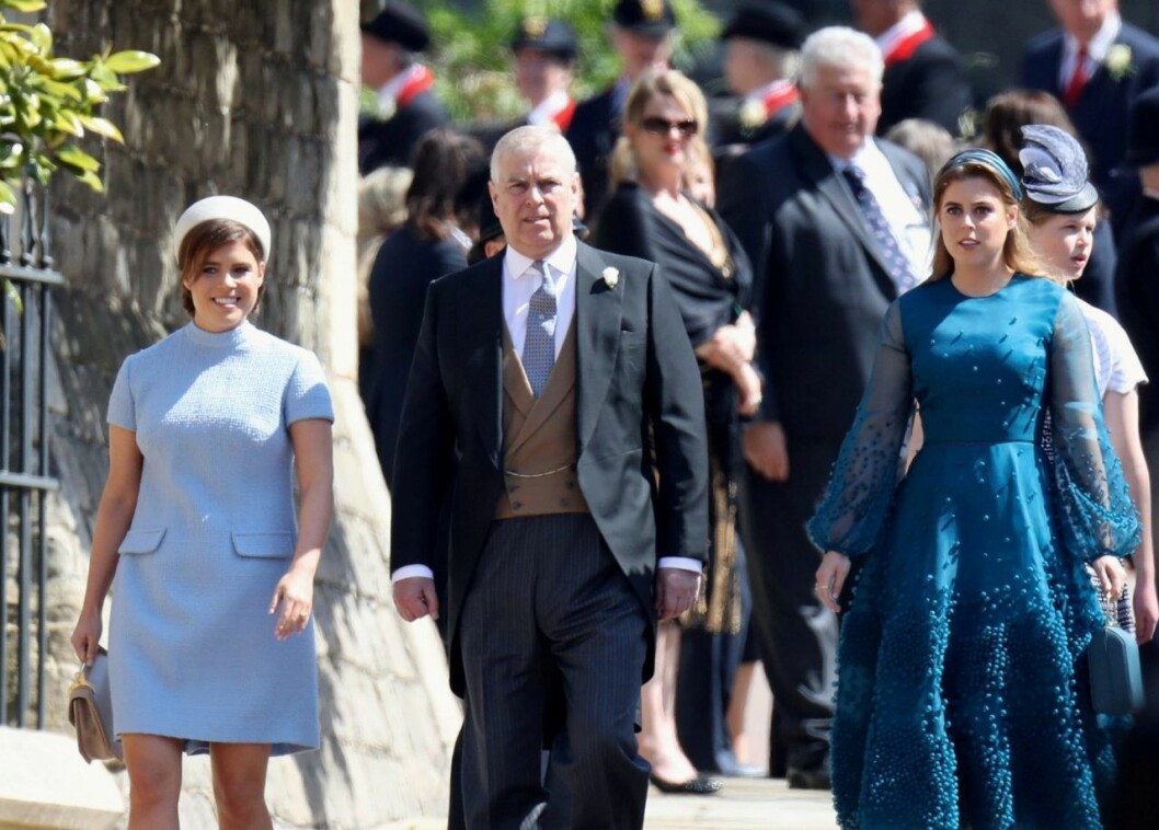 Prinsessorna Eugenie och Beatrice med pappa Andrew. Prinsessorna Eugenie och Beatrice med pappa Andrew.