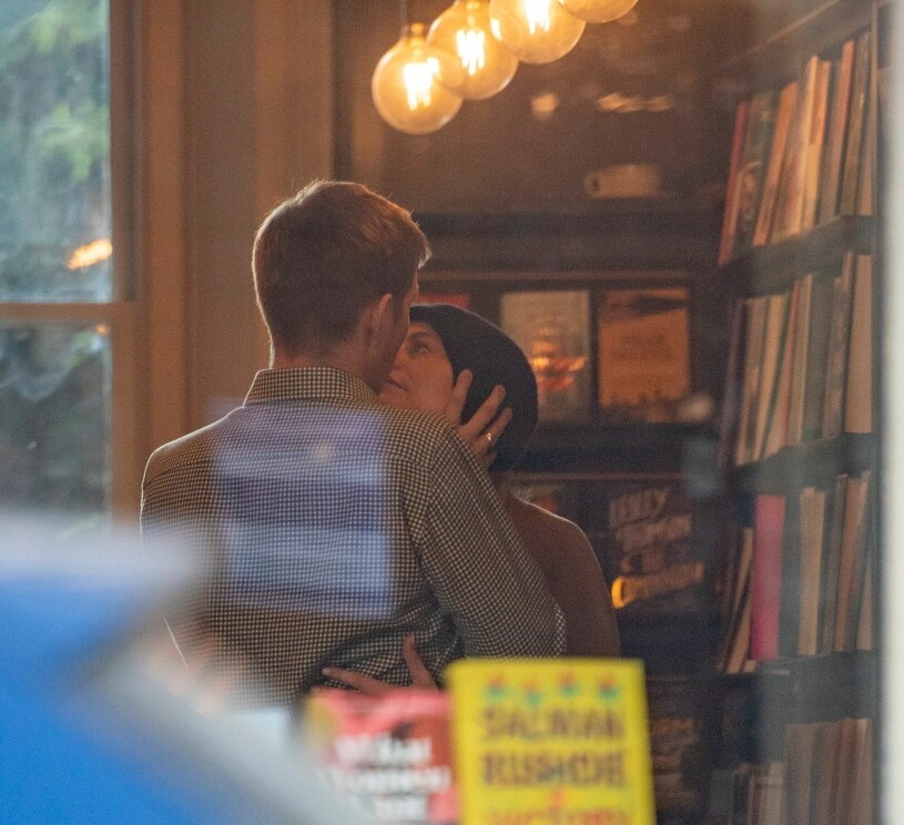 Heta känslor bland bokhyllorna. Men rent formellt är prinsens nya flickvän fortfarande gift. Kyssbilden på prins Constantine Alexios och Poppy Delevingne