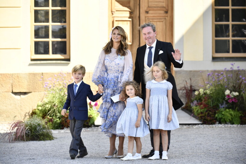 Prinsessan Madeleine, prins Nicolas, prinsessan Adrienne, Christopher O'Neill och prinsessan Leonore efter prins Julians dop i Drottningholms slottskyrka.