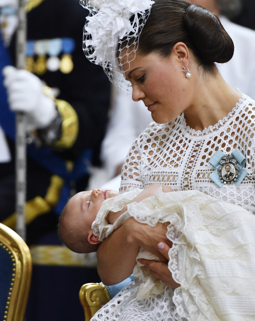 Prins Oscar såg ut att sova sött. Hans mamma bar dopvitt från By Malina. Kronprinsessan Victoria Prins Oscars dop 2016