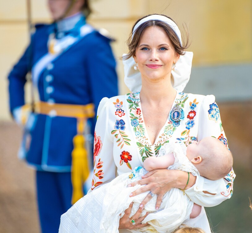 Prinsessan Sofia med sin lillprins, snart fem månader gammal. Prinsessan Sofia klänning Etro Prins Julians dop