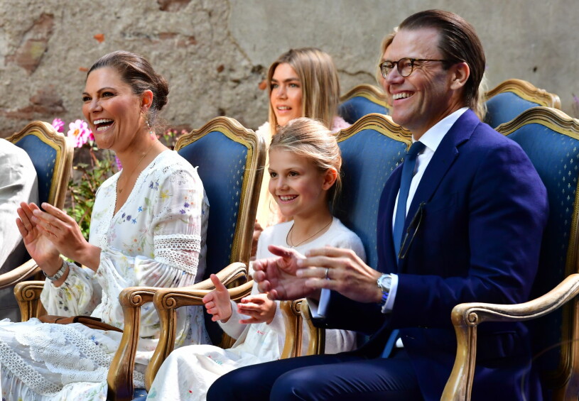 Förra året deltog en något mindre skara ur kungafamiljen. I år blir det annorlunda! Under Victoriadagen och Victoriakonserten 2021 kommer fler medlemmar ur kungafamiljen delta än förra året!