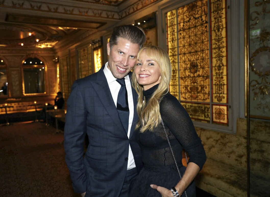 – Jag föll för min mans energi, berättar filmstjärnan. Karl Rosengren och Izabella Scorupco