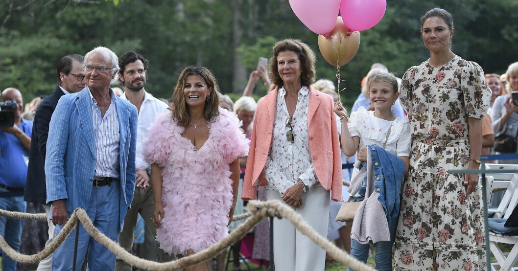 Carola träffade Kungafamiljen på Solliden Sessions i somras! Kung Carl Gustaf, Carola Häggkvist, drottning Silvia, prinsessan Estelle och kronprinsessan Victoria på Solliden Sessions med Carola.