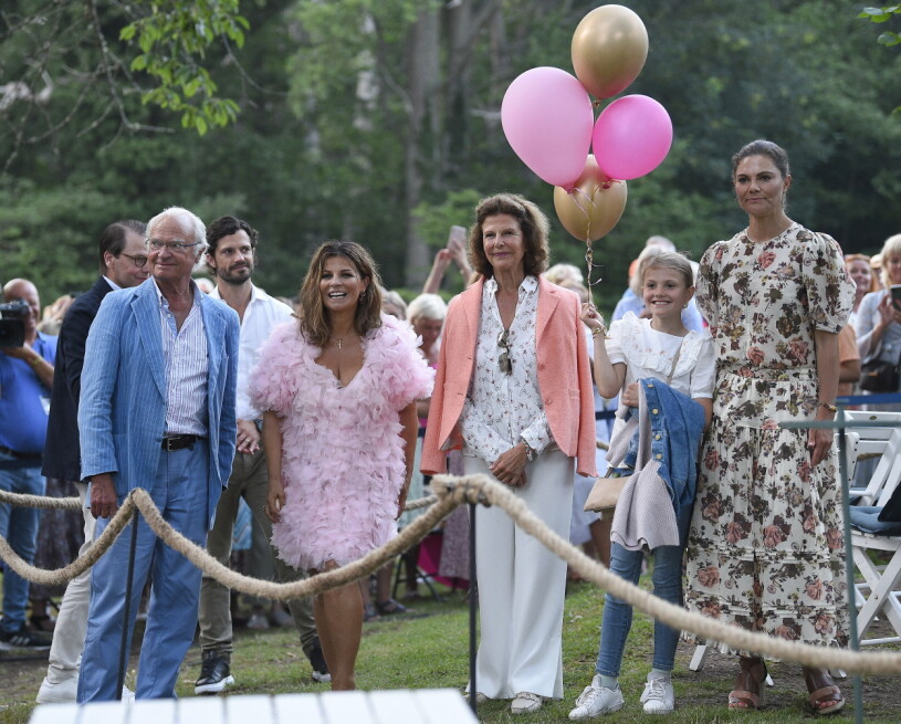 Kungafamiljen är några av Carolas många fans! Kung Carl Gustaf, Carola Häggkvist, drottning Silvia, prinsessan Estelle och kronprinsessan Victoria på Solliden Sessions med Carola
