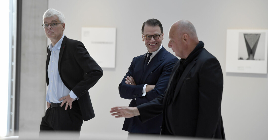 Egna uppdrag är numera vardag. Här i samspråk med stjärnarkitekten Gert Wingårdh under invigningen av Liljevalchs nya konsthall.