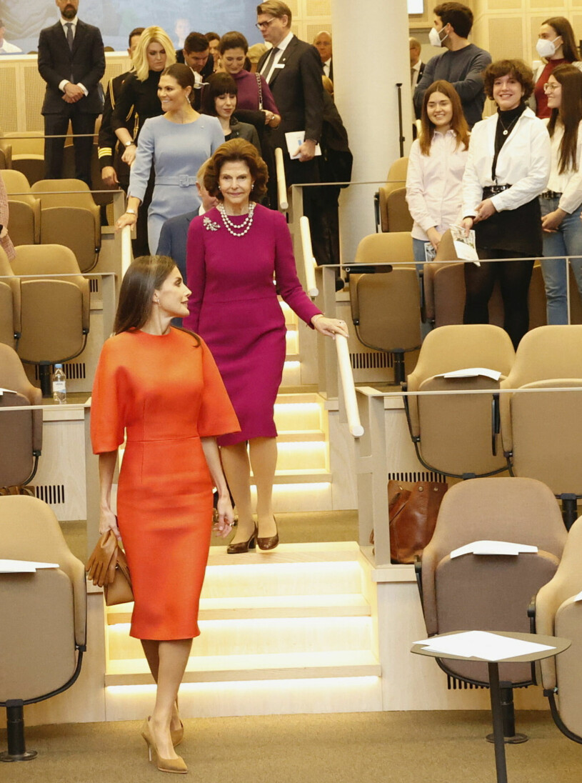 Så här kan det se ut när två drottningar och en kronprinsessa gör entré. Kronprinsessan Victoria Drottning Letizia Drottning Silvia Statsbesök från Spanien 2021 Karolinska Institutet
