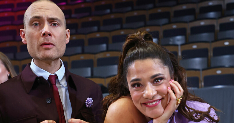 Jesper Rönndahl och Farah Abadi är programledare i Melodifestivalen 2023. Jesper Rönndahl och Farah Abadi i Melodifestivalen