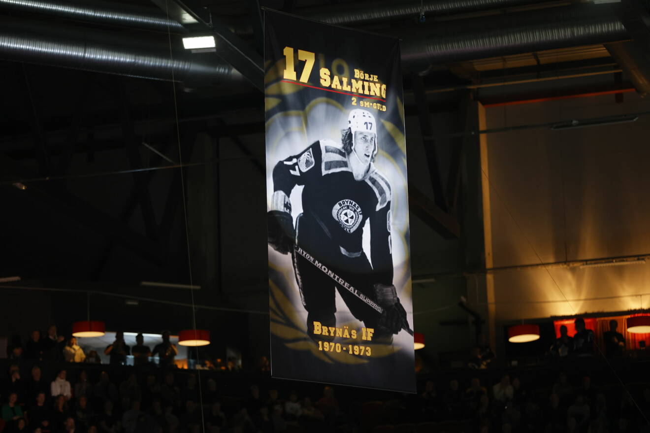 Börje Salmings vepa hissas i Brynäs hemmaarena innan välgörenhetsmatchen "Game for Börje" mellan veteranlagen Tre Kronor Legends och Toronto Maple Leafs Alumni i Monitor ERP Arena.