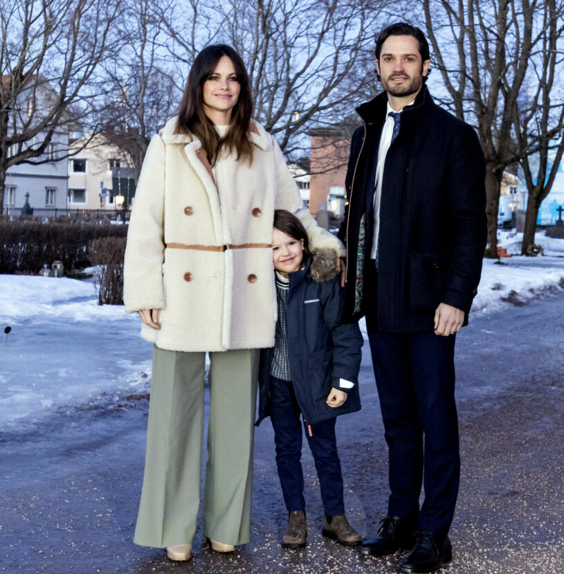 Sofia och Carl Philip på kungligt uppdrag i Mora tillsammans med äldste sonen Alexander, som snart fyller sex. Prinsessan Sofia och prins Carl Philip med prins Alexander i Mora 2022