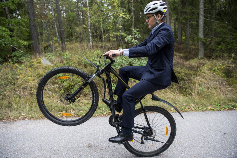 När prins Daniel cyklade bland tallarna, iförd powerkostym. Prins Daniel cyklar i kostym Eskilstuna