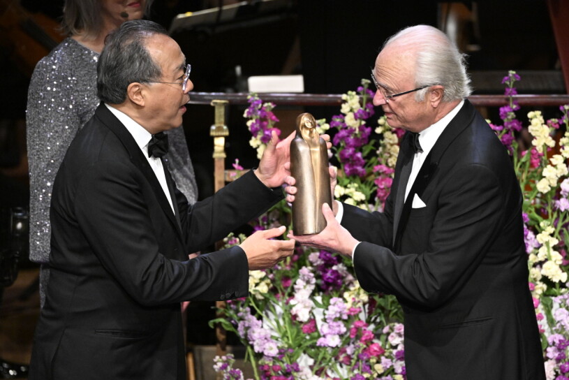 Här får Yo-Yo Ma ta emot det prestigefulla Birgit Nilsson Prize ur kungens hand. Yo-Yo Ma tar emot Birgit Nilsson Prize 2022 ur kungens hand