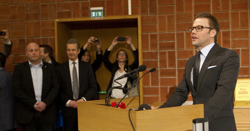 Prins Daniel håller presskonferens om nyfödda dottern Estelle.
