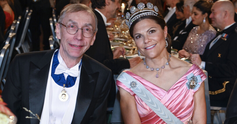 Kronprinsessan Victoria bredvid Nobelpristagaren Svante Pääbo på årets efterlängtade Nobelbankett. Nobelpristagaren Svante Pääbo och kronprinsessan Victoria på Nobelbanketten
