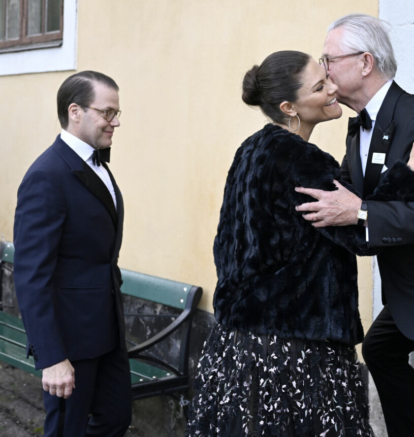Kronprinsessan Victoria kindpussas med sin kära släkting Tord Magnuson, som alltid kallas ”Tosse” i familjen. Kronprinsessan Victoria Prins Daniel Tord Magnuson på YPO:s 35-årsjubileum på Confidencen