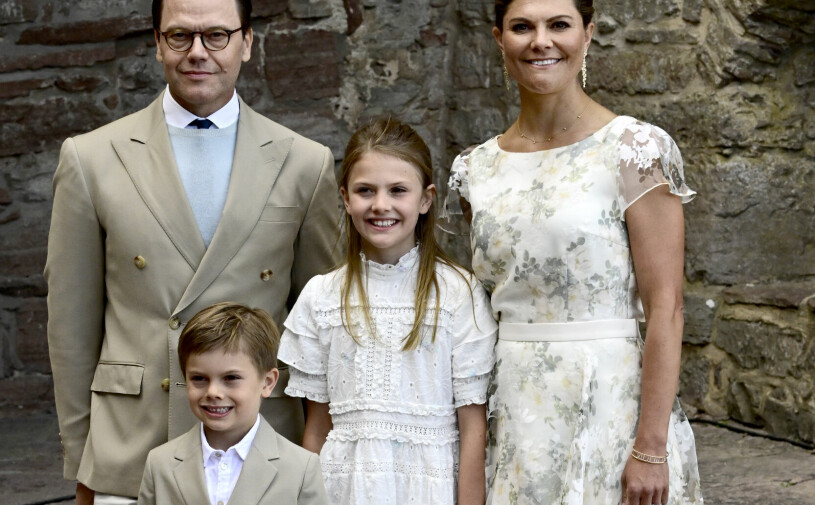 Prins Daniel, prinsessan Estelle, kronprinsessan Victoria och prins Oscar log brett framför kameran. Prins Daniel, prinsessan Estelle, kronprinsessan Victoria och prins Oscar